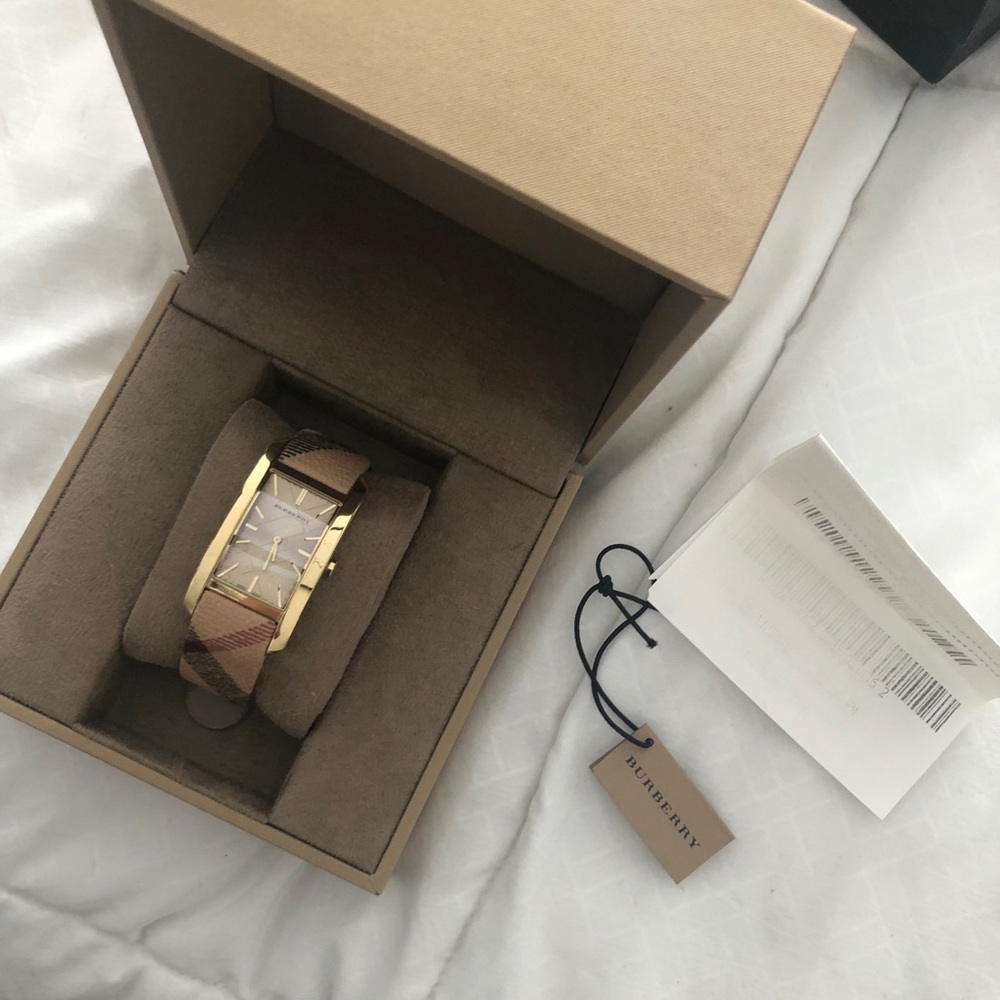 Burberry watch! comes with tags, receipt & box